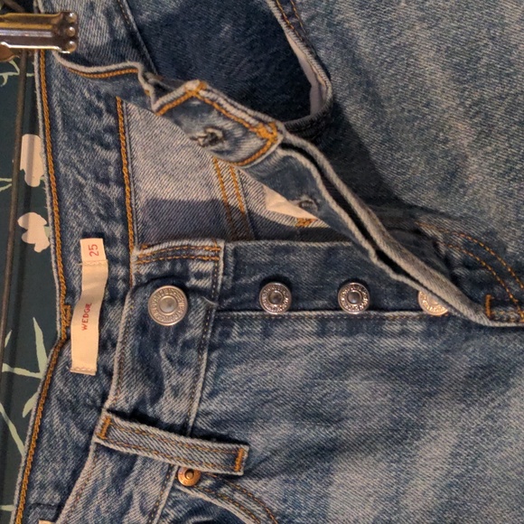 Levi's Wedgie Button Fly Denim Blue Jeans Distressed - Picture 7 of 10